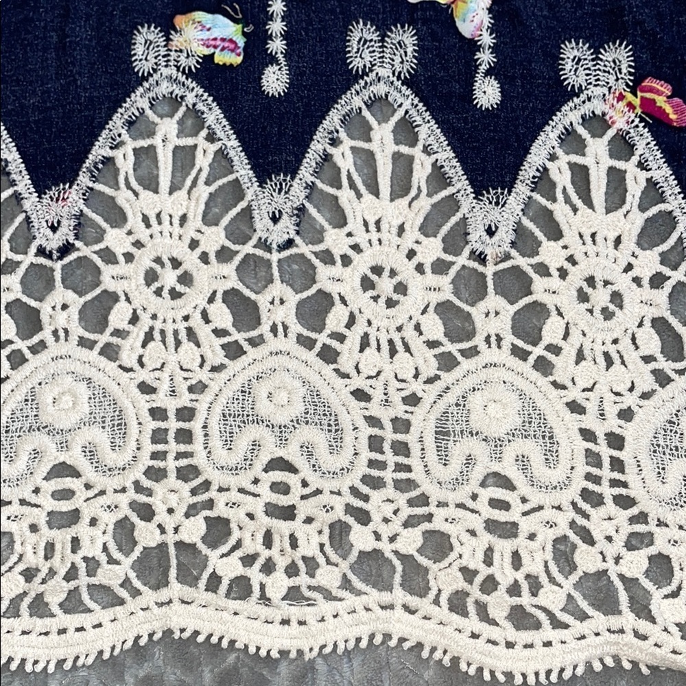London Kaye Short Sleeve Crocheted Lace & Embroidered w butterfly pattern. - Picture 8 of 9